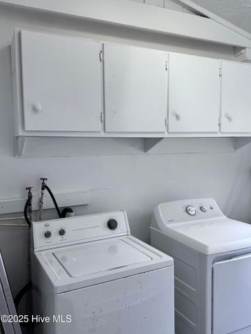 305 E Oak Street, Lake Waccamaw, NC 28450