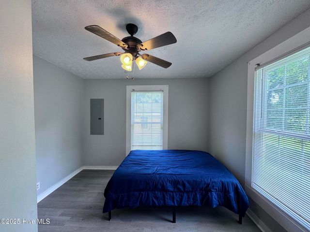 305 E Oak Street, Lake Waccamaw, NC 28450