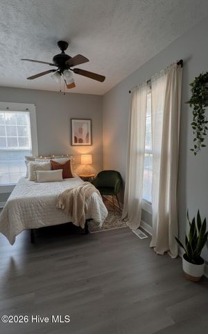 305 E Oak Street, Lake Waccamaw, NC 28450