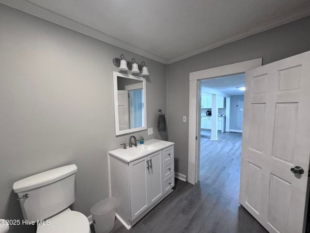 305 E Oak Street, Lake Waccamaw, NC 28450