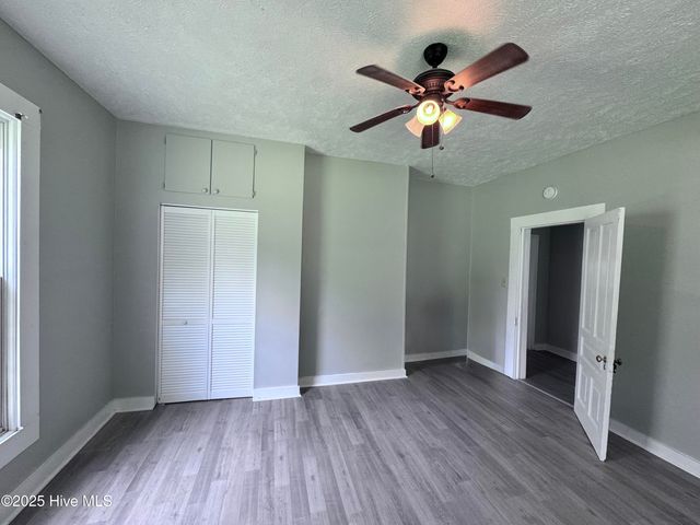 305 E Oak Street, Lake Waccamaw, NC 28450