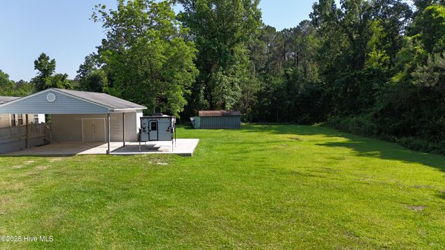 305 E Oak Street, Lake Waccamaw, NC 28450