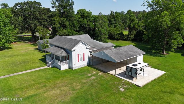 305 E Oak Street, Lake Waccamaw, NC 28450