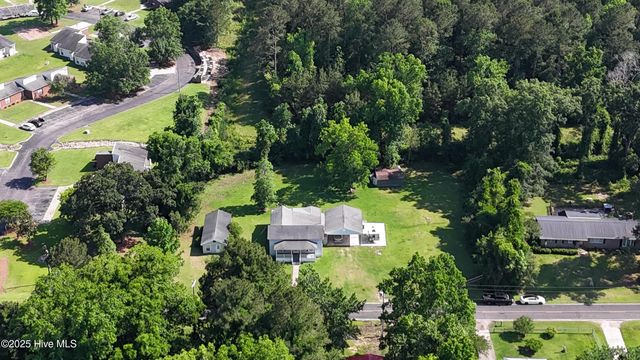 305 E Oak Street, Lake Waccamaw, NC 28450