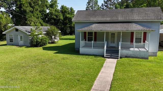 305 E Oak Street, Lake Waccamaw, NC 28450