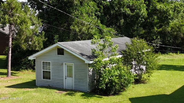 305 E Oak Street, Lake Waccamaw, NC 28450