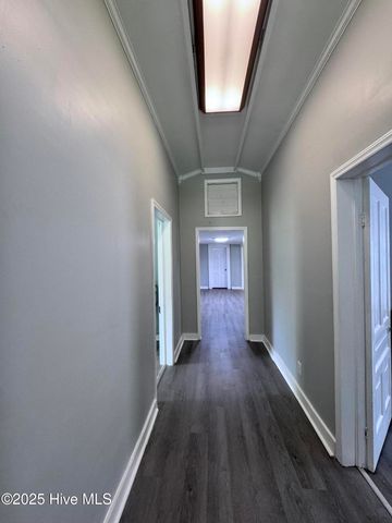 305 E Oak Street, Lake Waccamaw, NC 28450