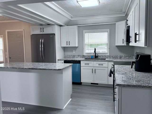 305 E Oak Street, Lake Waccamaw, NC 28450