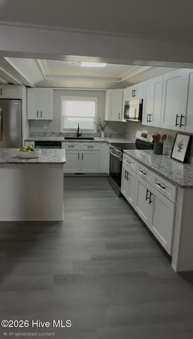 305 E Oak Street, Lake Waccamaw, NC 28450