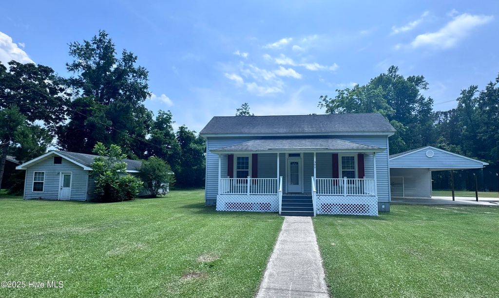 305 E Oak Street, Lake Waccamaw, NC 28450