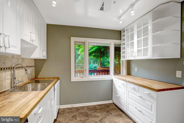 821 N LATHAM ST, Alexandria, VA 22304