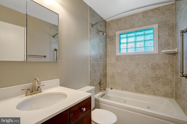 821 N LATHAM ST, Alexandria, VA 22304