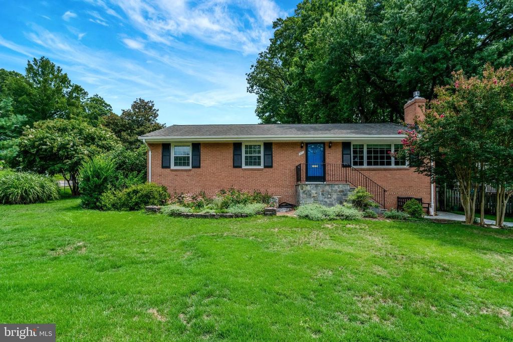 821 N LATHAM ST, Alexandria, VA 22304