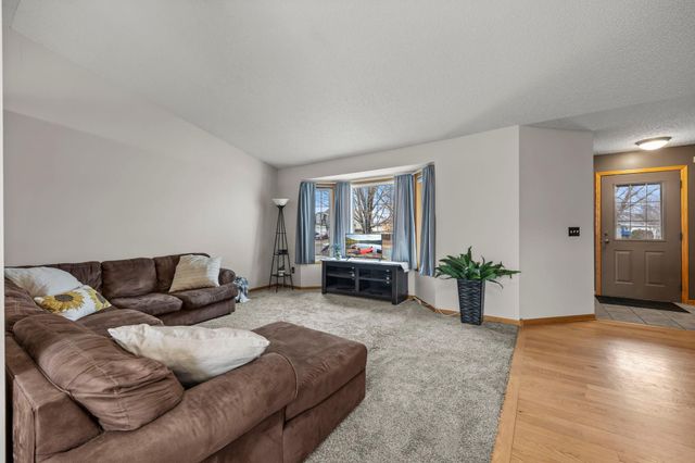 2200 Bridgewater Boulevard S, Cambridge, MN 55008