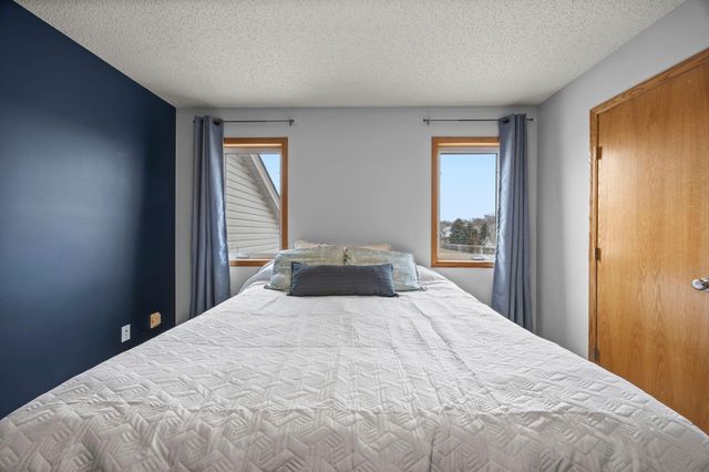 2200 Bridgewater Boulevard S, Cambridge, MN 55008