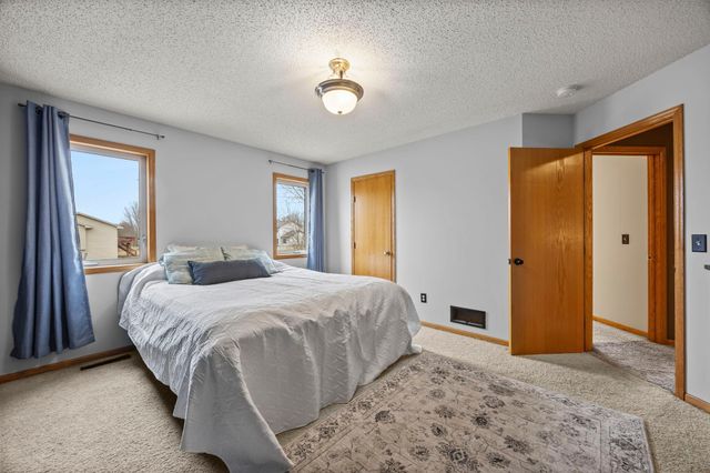 2200 Bridgewater Boulevard S, Cambridge, MN 55008