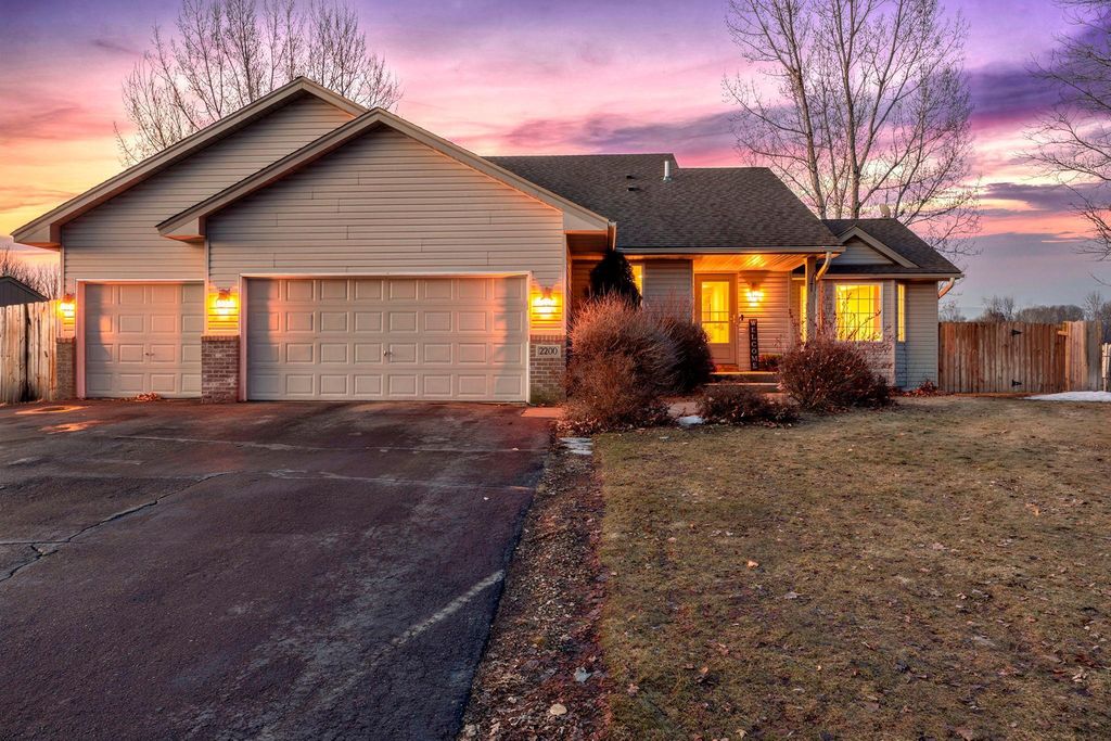 2200 Bridgewater Boulevard S, Cambridge, MN 55008