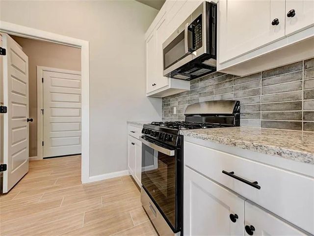 1935 W Flintlock Way, Mustang, OK 73064