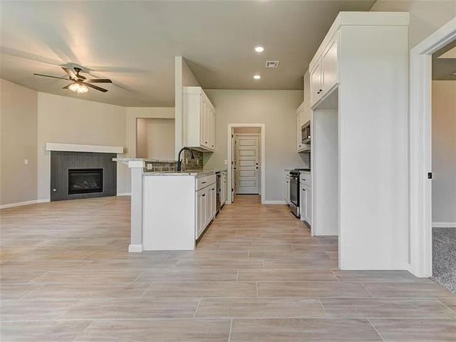 1935 W Flintlock Way, Mustang, OK 73064