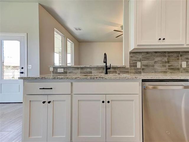 1935 W Flintlock Way, Mustang, OK 73064