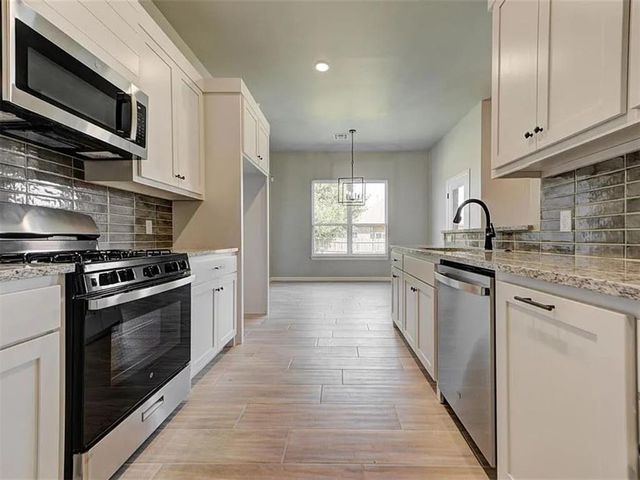1935 W Flintlock Way, Mustang, OK 73064