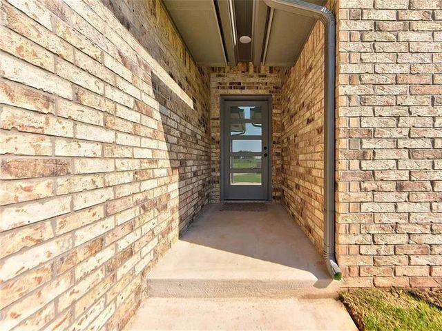 1935 W Flintlock Way, Mustang, OK 73064