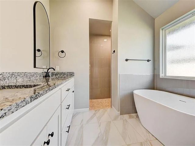 1935 W Flintlock Way, Mustang, OK 73064