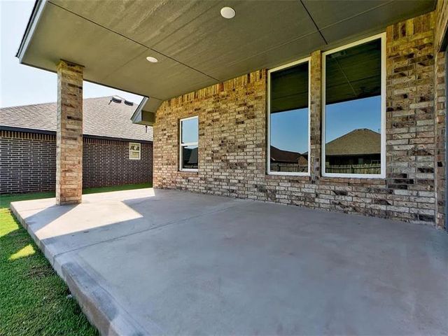 1935 W Flintlock Way, Mustang, OK 73064