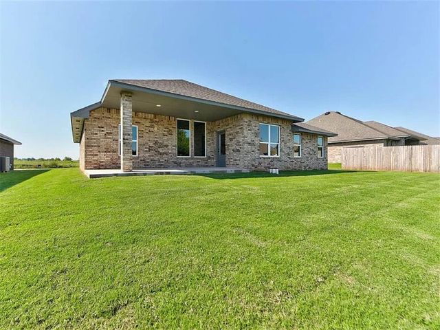 1935 W Flintlock Way, Mustang, OK 73064