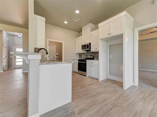 1935 W Flintlock Way, Mustang, OK 73064