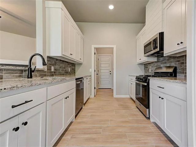 1935 W Flintlock Way, Mustang, OK 73064