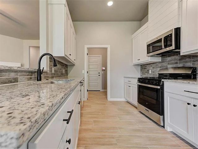 1935 W Flintlock Way, Mustang, OK 73064
