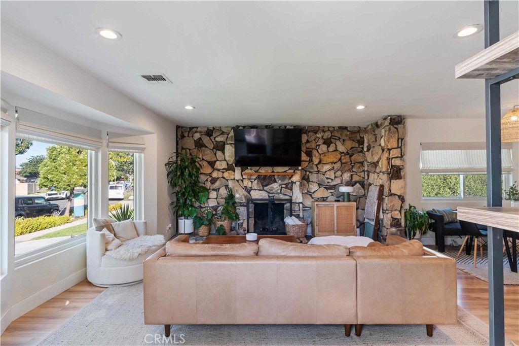 Image 5 of property listing at 5824 Compass Drive, Los Angeles, CA 90045