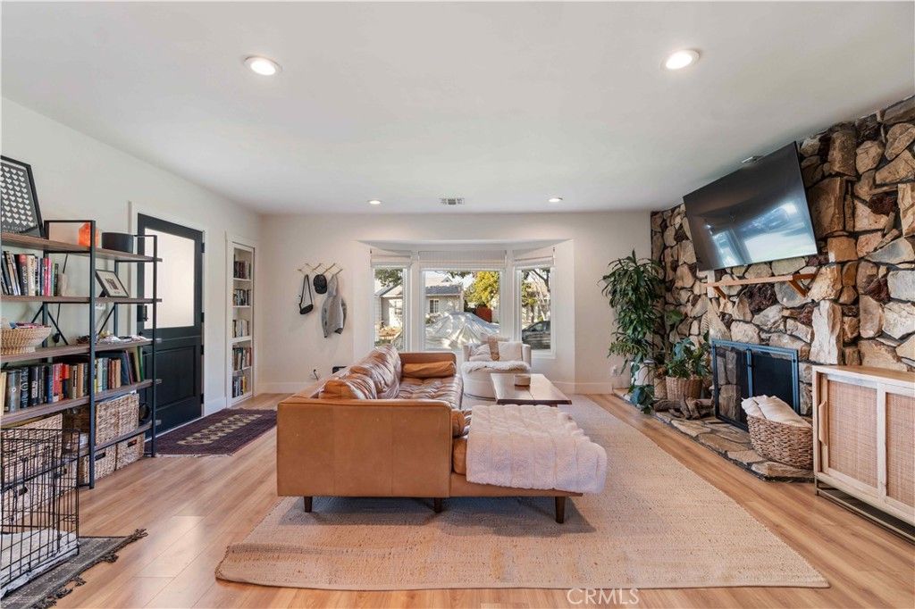 Image 7 of property listing at 5824 Compass Drive, Los Angeles, CA 90045