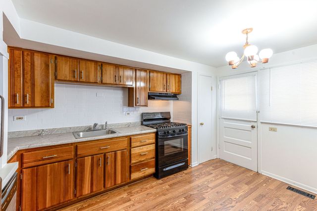 9260 Dee Road, Des Plaines, IL 60016