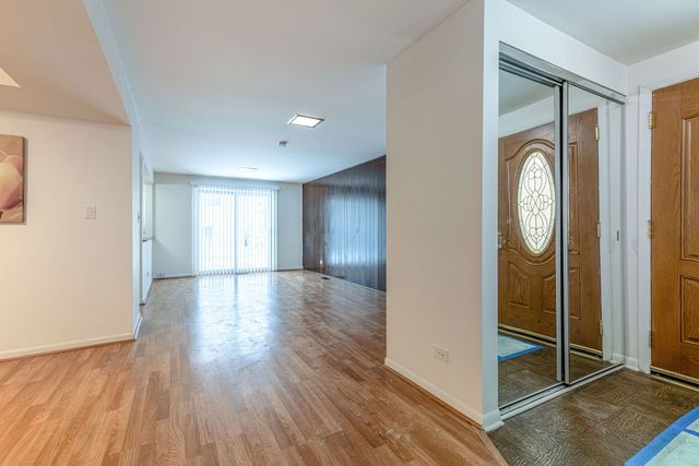 9260 Dee Road, Des Plaines, IL 60016