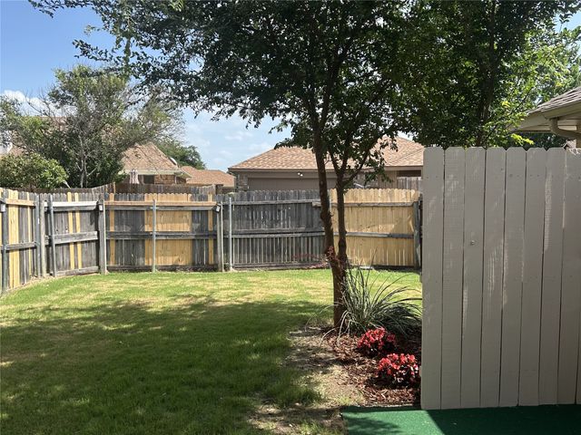 1638 Kingspoint Drive, Carrollton, TX 75007