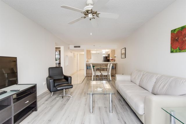 20 Royal Palm 202, Boca Raton, FL 33432