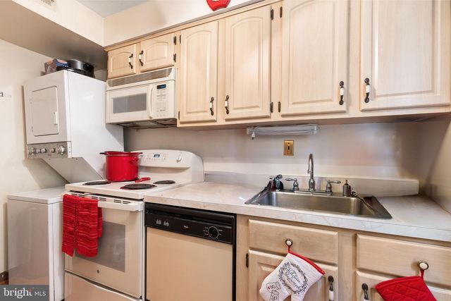 2030 37TH ST SE #B, Washington, DC 20020