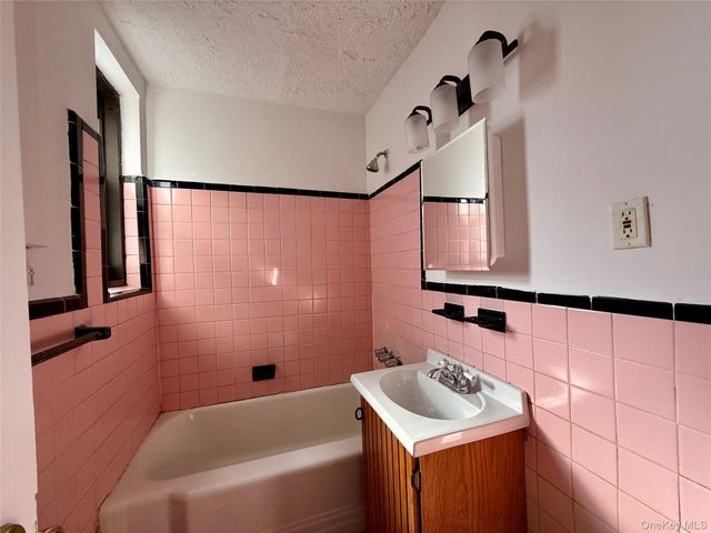 112-24 Northern Boulevard 3G, Corona, NY 11368