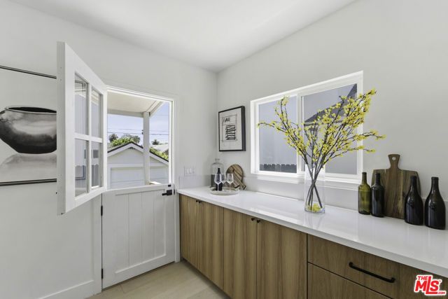 6018 S Harcourt Avenue, Los Angeles, CA 90043