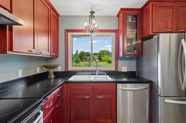 629 5th Avenue S, Hopkins, MN 55343