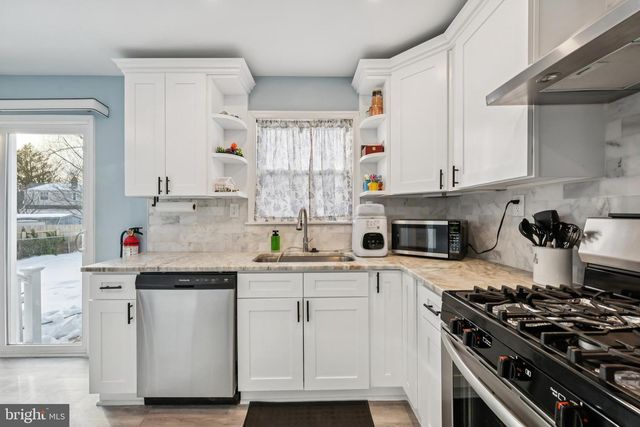 204 WOODPECKER LN, Mount Holly, NJ 08060