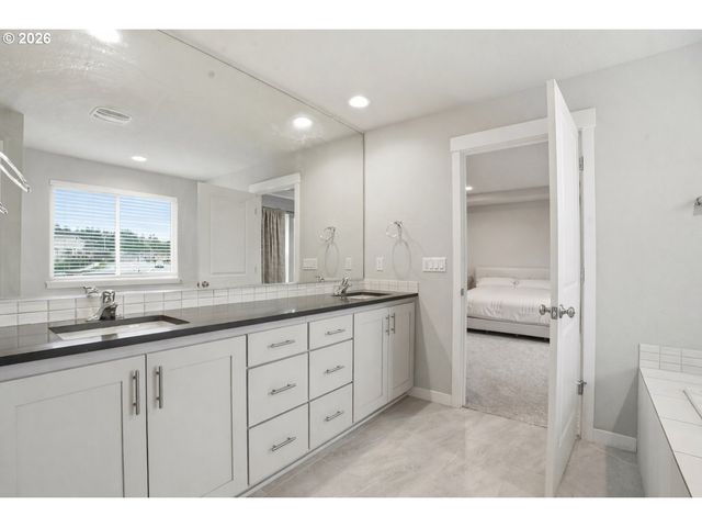 11788 Se HORSE TAIL FALLS Way, Happy Valley, OR 97086