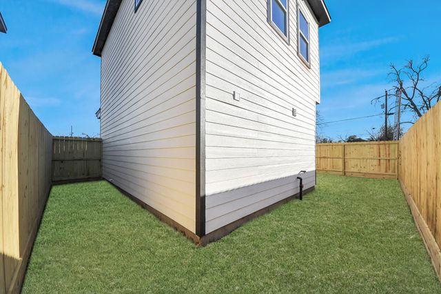 8025 Peachtree Street C, Houston, TX 77016