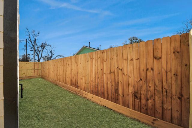 8025 Peachtree Street C, Houston, TX 77016