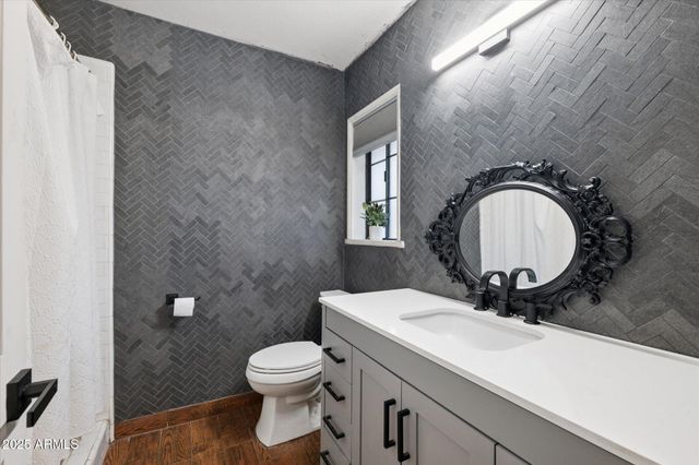 105 E CLAREMONT Street, Phoenix, AZ 85012