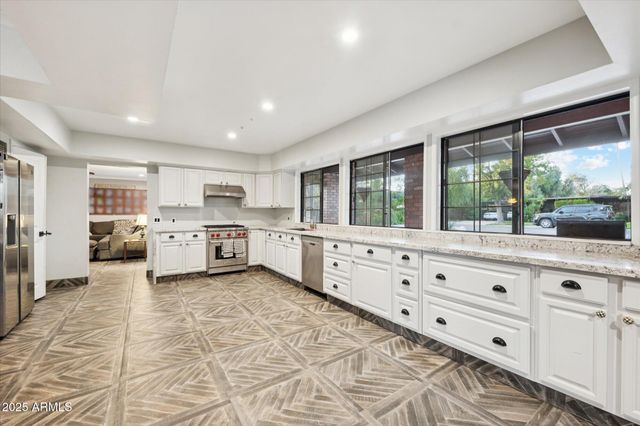 105 E CLAREMONT Street, Phoenix, AZ 85012