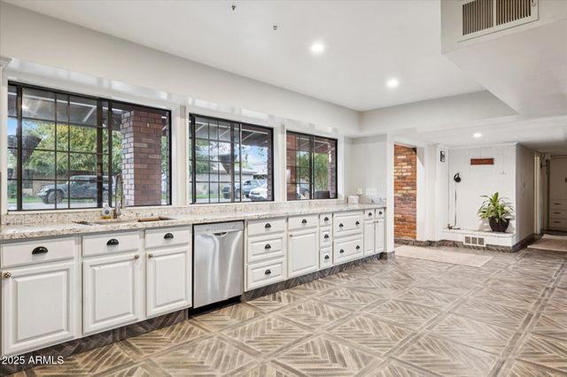 105 E CLAREMONT Street, Phoenix, AZ 85012