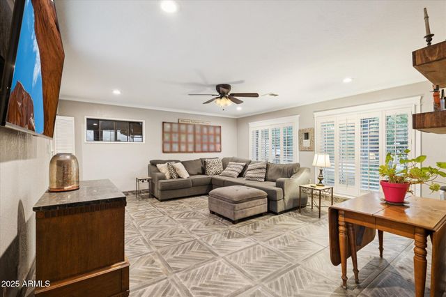 105 E CLAREMONT Street, Phoenix, AZ 85012